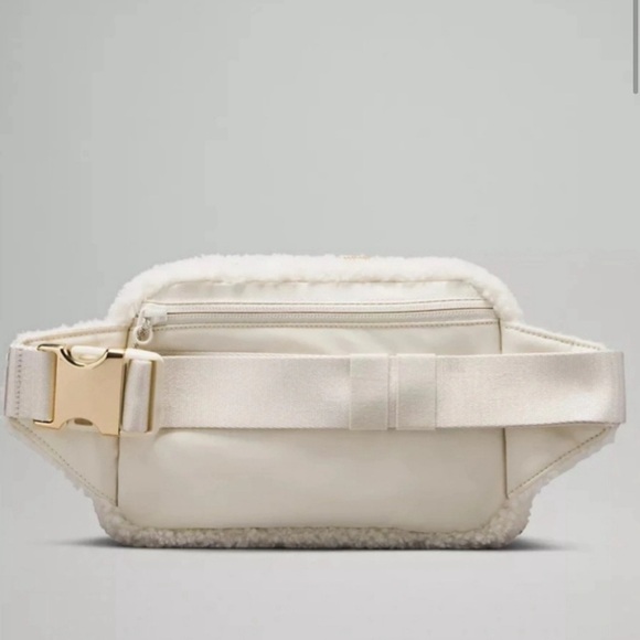 Lululemon cream/white sherpa fanny pack - Picture 3 of 5